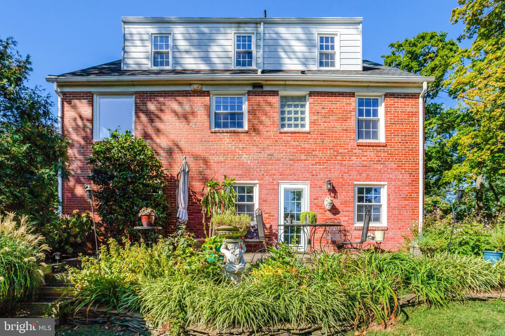 2911 Edgehill Drive Alexandria, VA 22302 - Photo 3 of 38 front view of a house with a yard