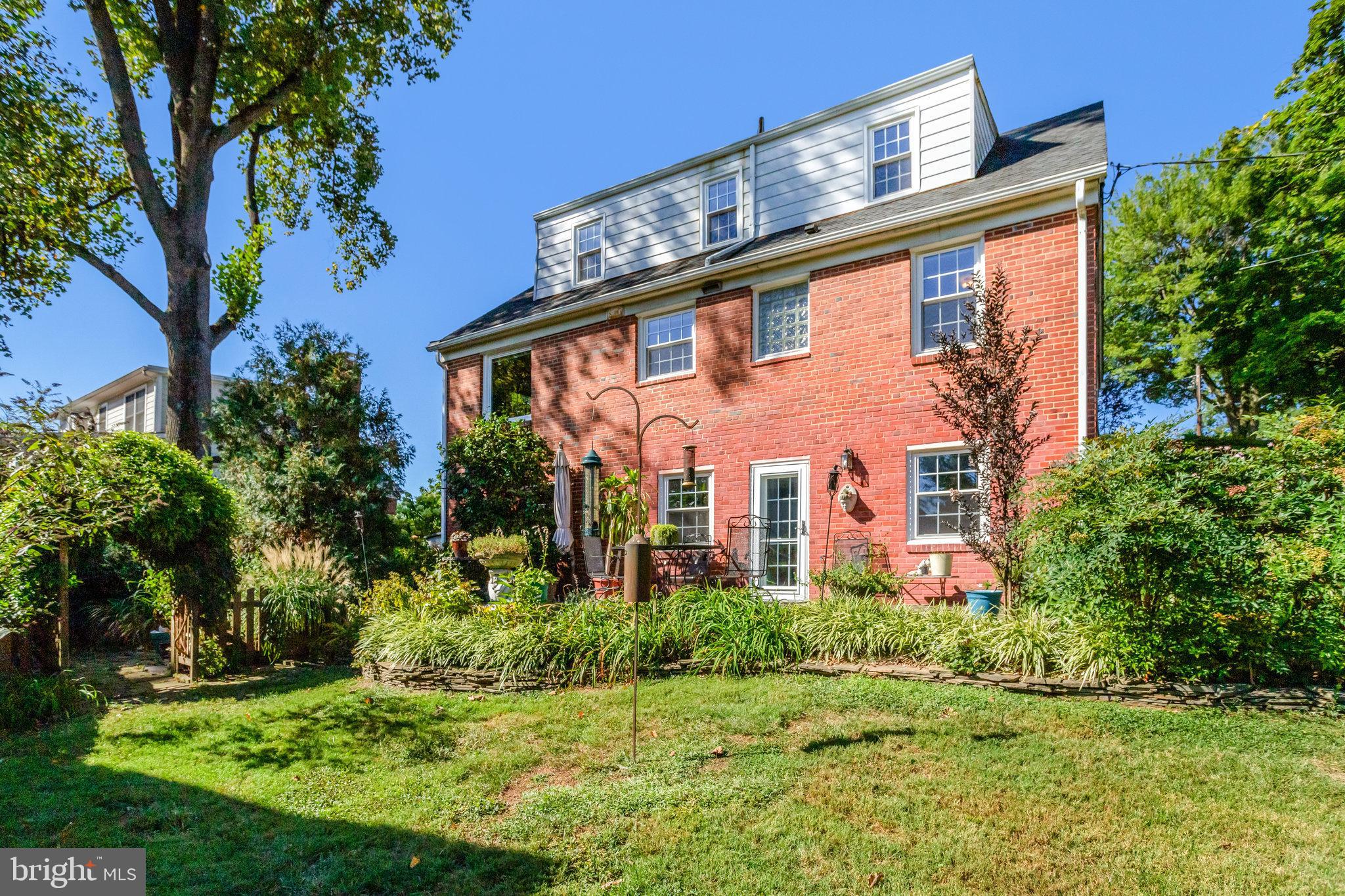 2911 Edgehill Drive Alexandria, VA 22302 - Photo 31 of 38 a front view of a house with a yard
