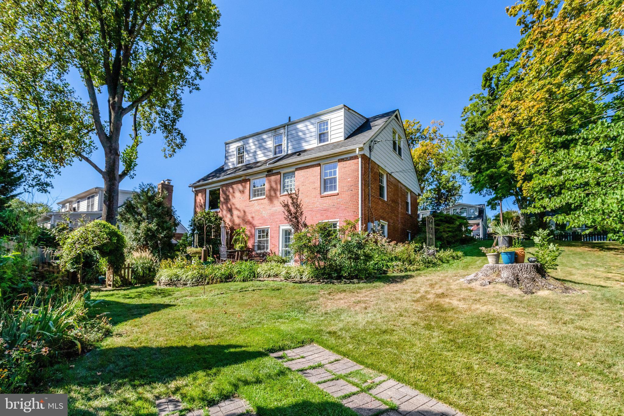 2911 Edgehill Drive Alexandria, VA 22302 - Photo 32 of 38 a front view of a house with garden
