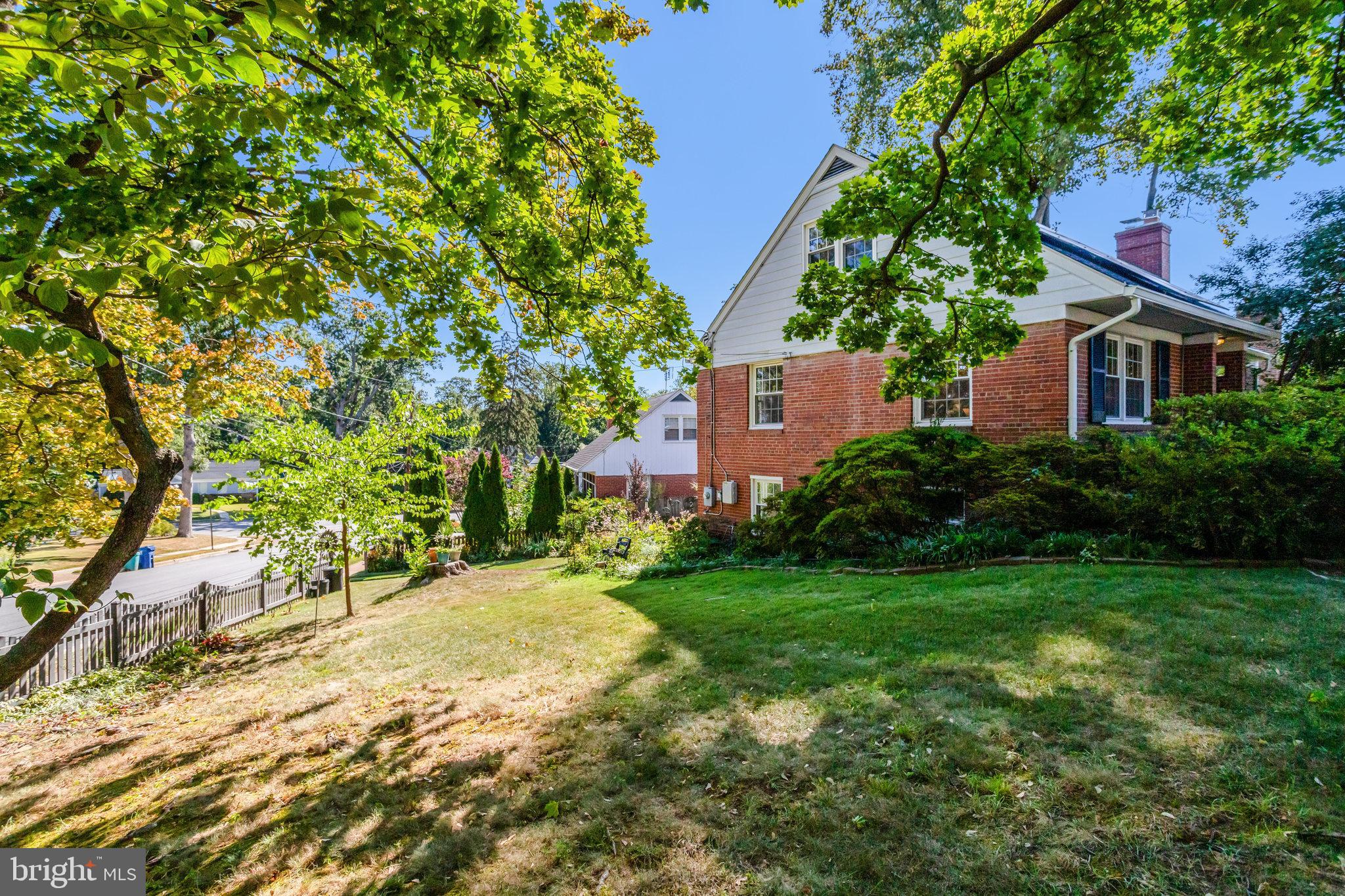2911 Edgehill Drive Alexandria, VA 22302 - Photo 33 of 38 a view of a yard in front of house