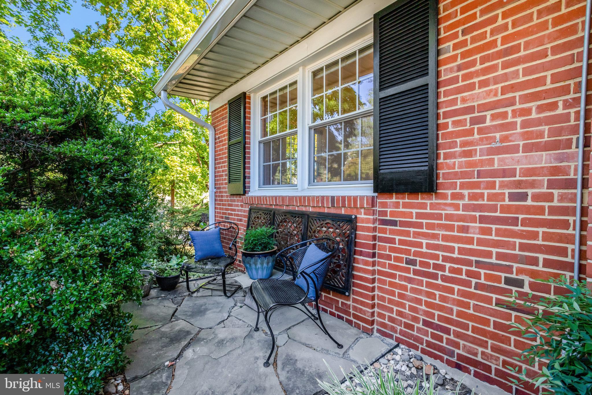 2911 Edgehill Drive Alexandria, VA 22302 - Photo 8 of 38 a view of a patio with table and chairs and potted plants