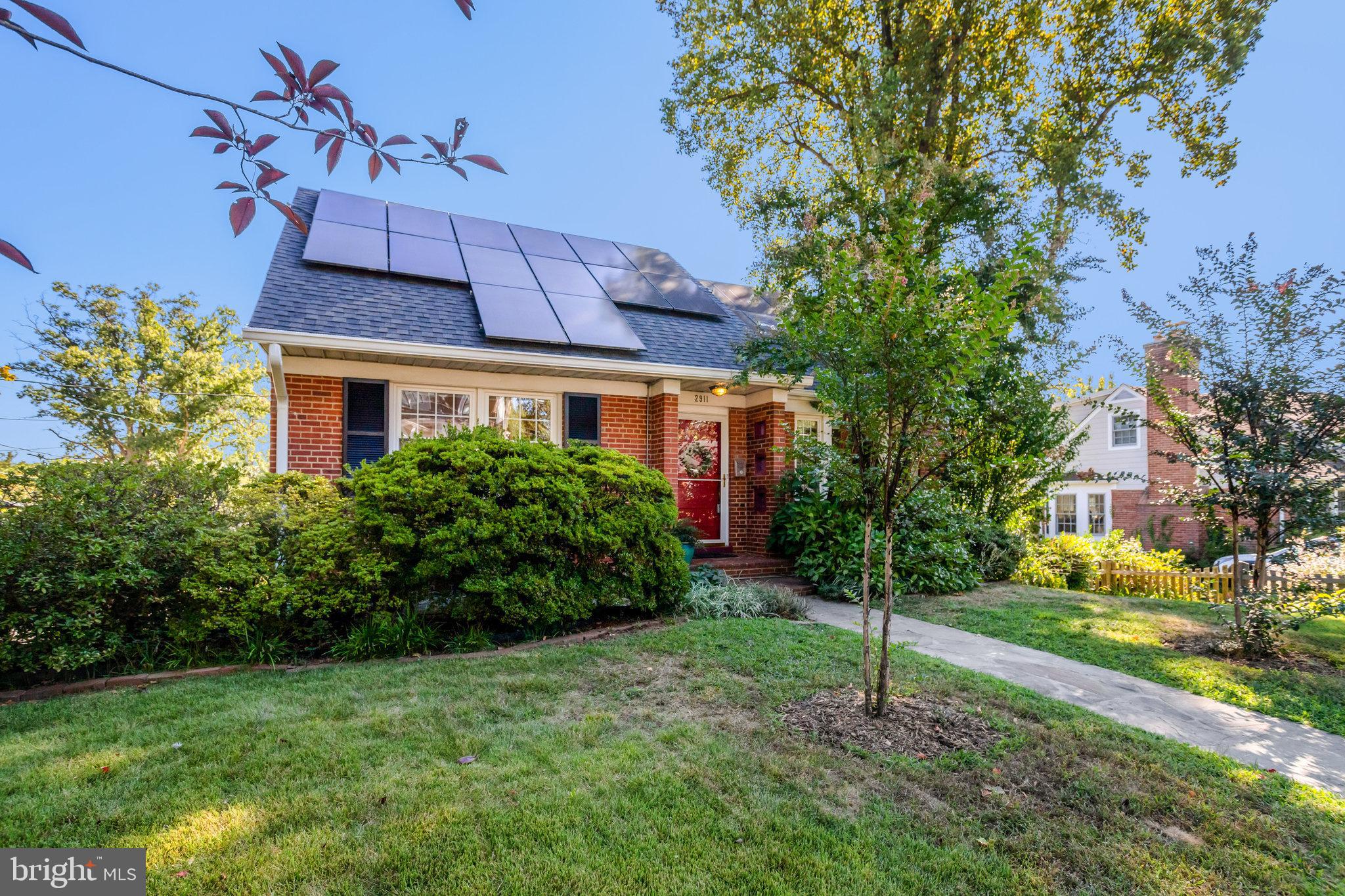 2911 Edgehill Drive Alexandria, VA 22302 - Photo 9 of 38 a house view with a garden space
