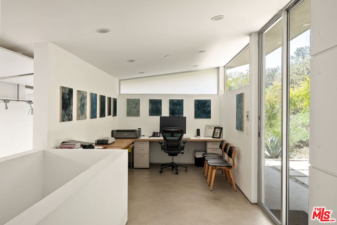 901 Kenter Way Los Angeles, CA 90049 - Photo 26 of 31
