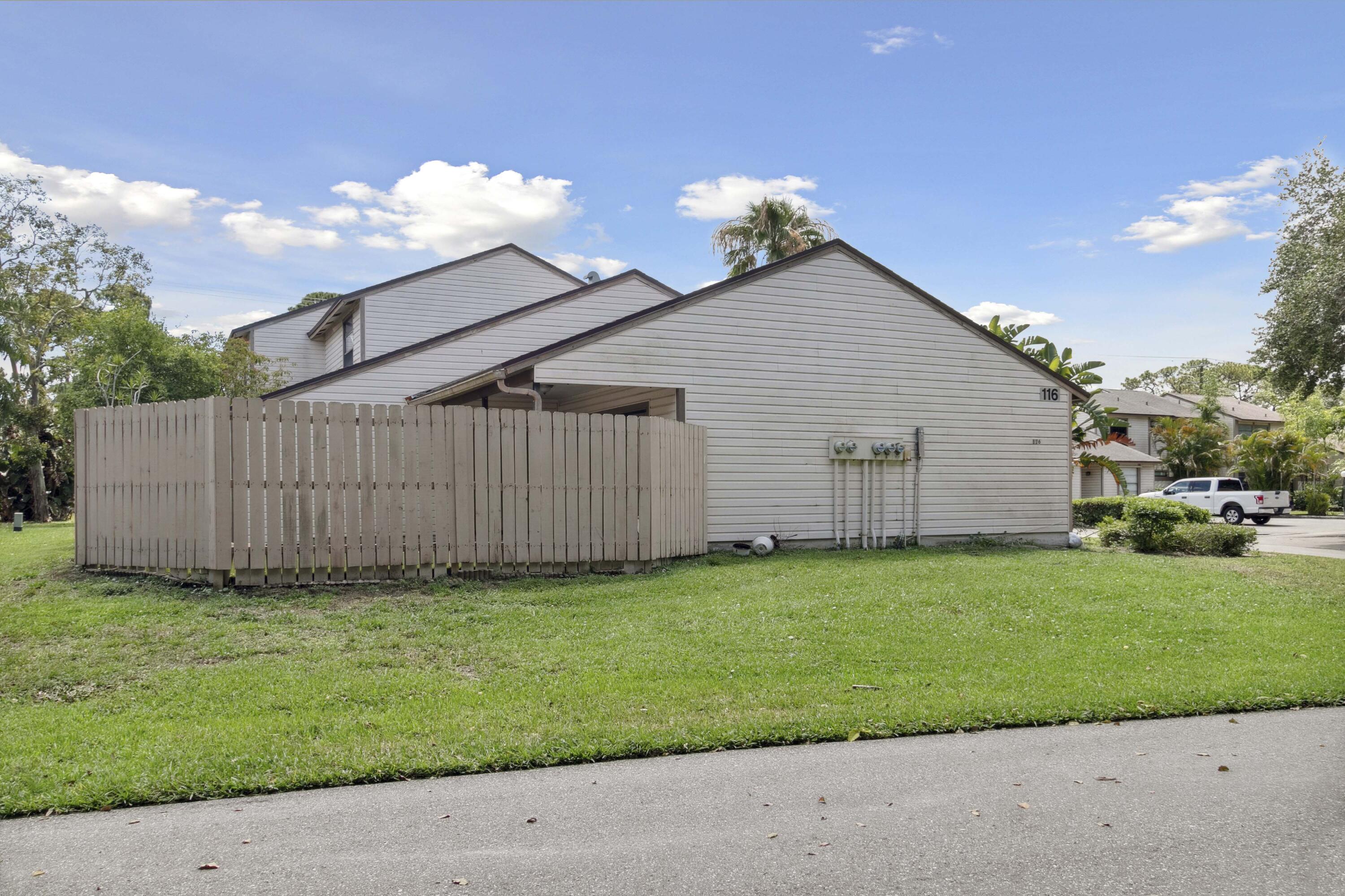 116 Sherwood Circle, Unit 7A Jupiter, FL 33458 - Photo 20 of 29 Side yard