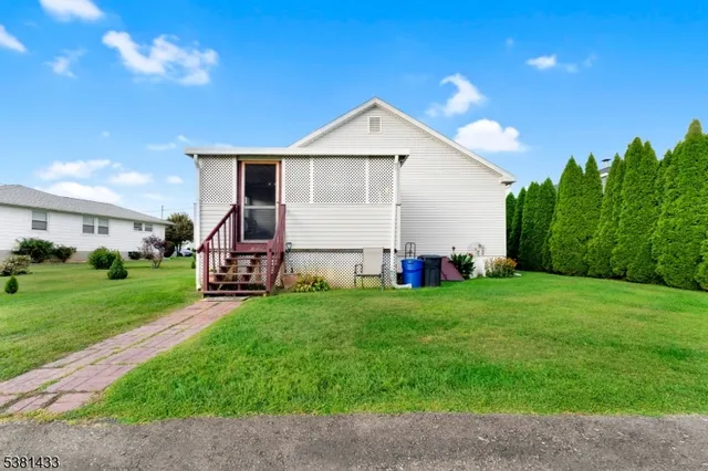 a view of a house with backyard