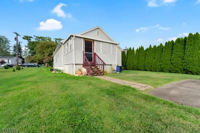 a view of a house with backyard and garden