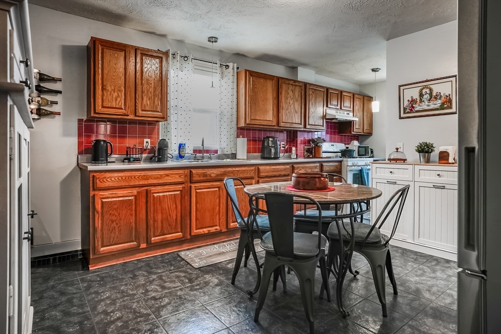 529 Stafford Road Fall River, MA 02721 - Photo 5 of 31