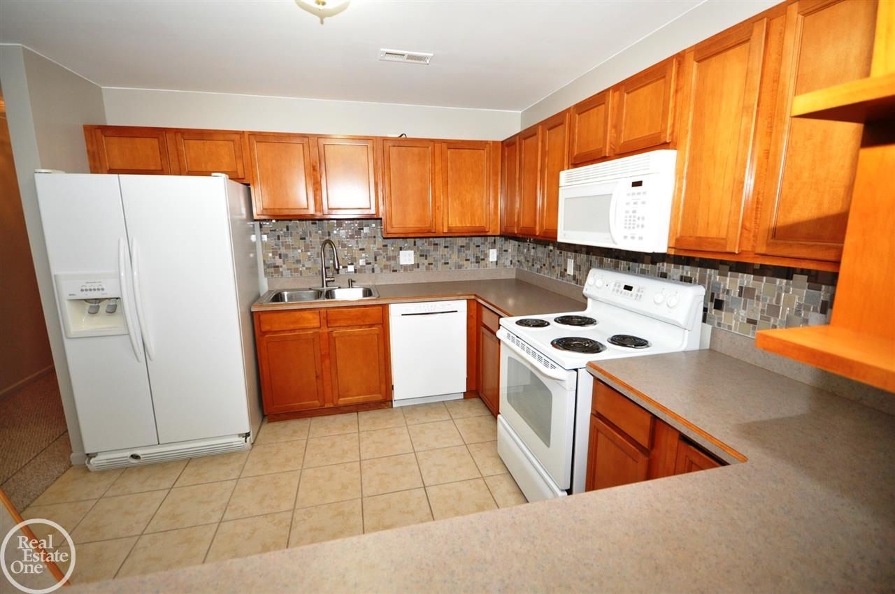 34090 Utica Road Fraser, MI 48026 - Photo 5 of 25 31340472-4.JPG