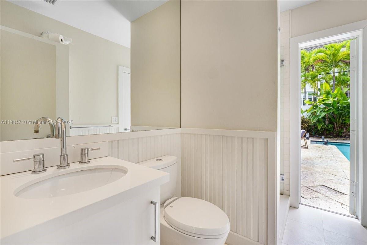 435 Ridgewood Road Key Biscayne, FL 33149 - Photo 26 of 32 a bathroom with a sink toilet and a tub