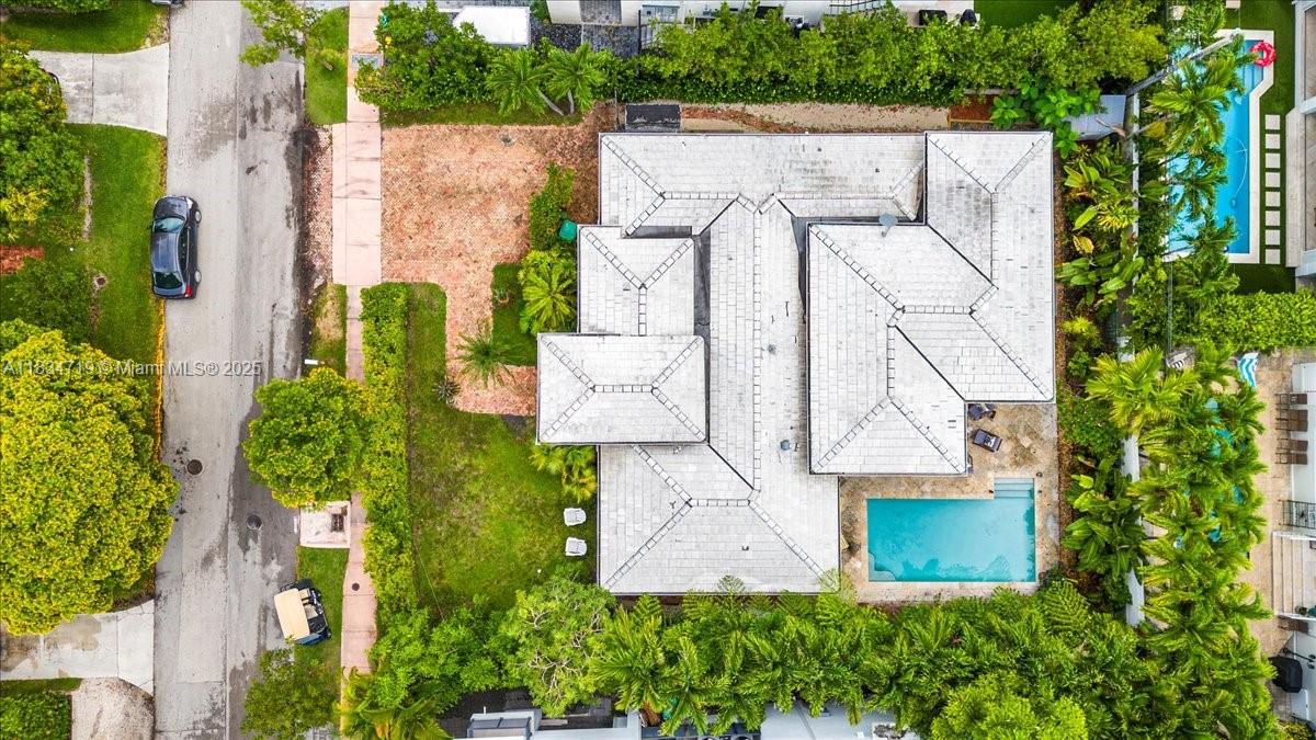 435 Ridgewood Road Key Biscayne, FL 33149 - Photo 31 of 32 an aerial view of a house with a yard and garden