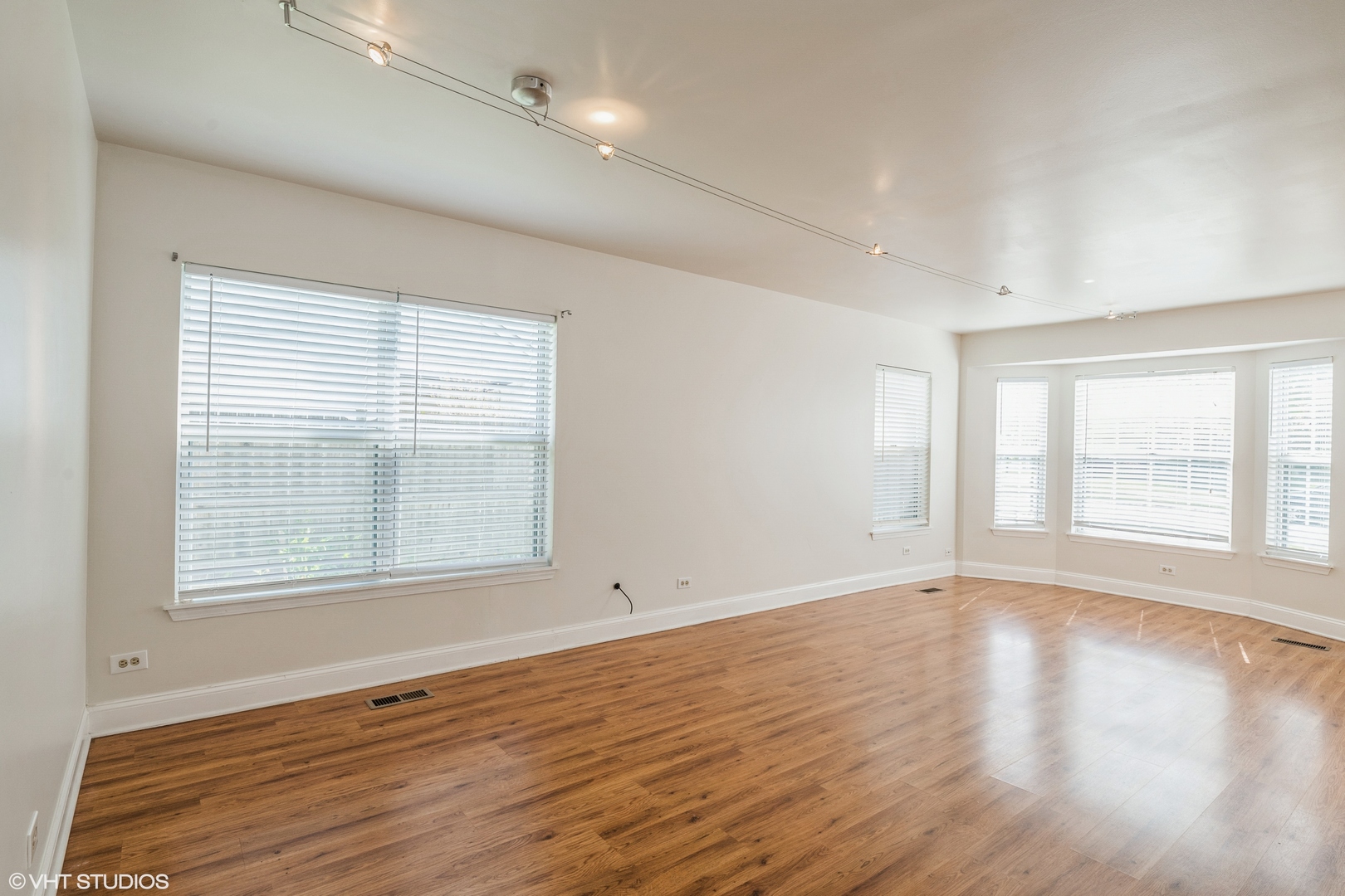 8 West Rustic Lane Round Lake Beach, IL 60073 - Photo 2 of 10