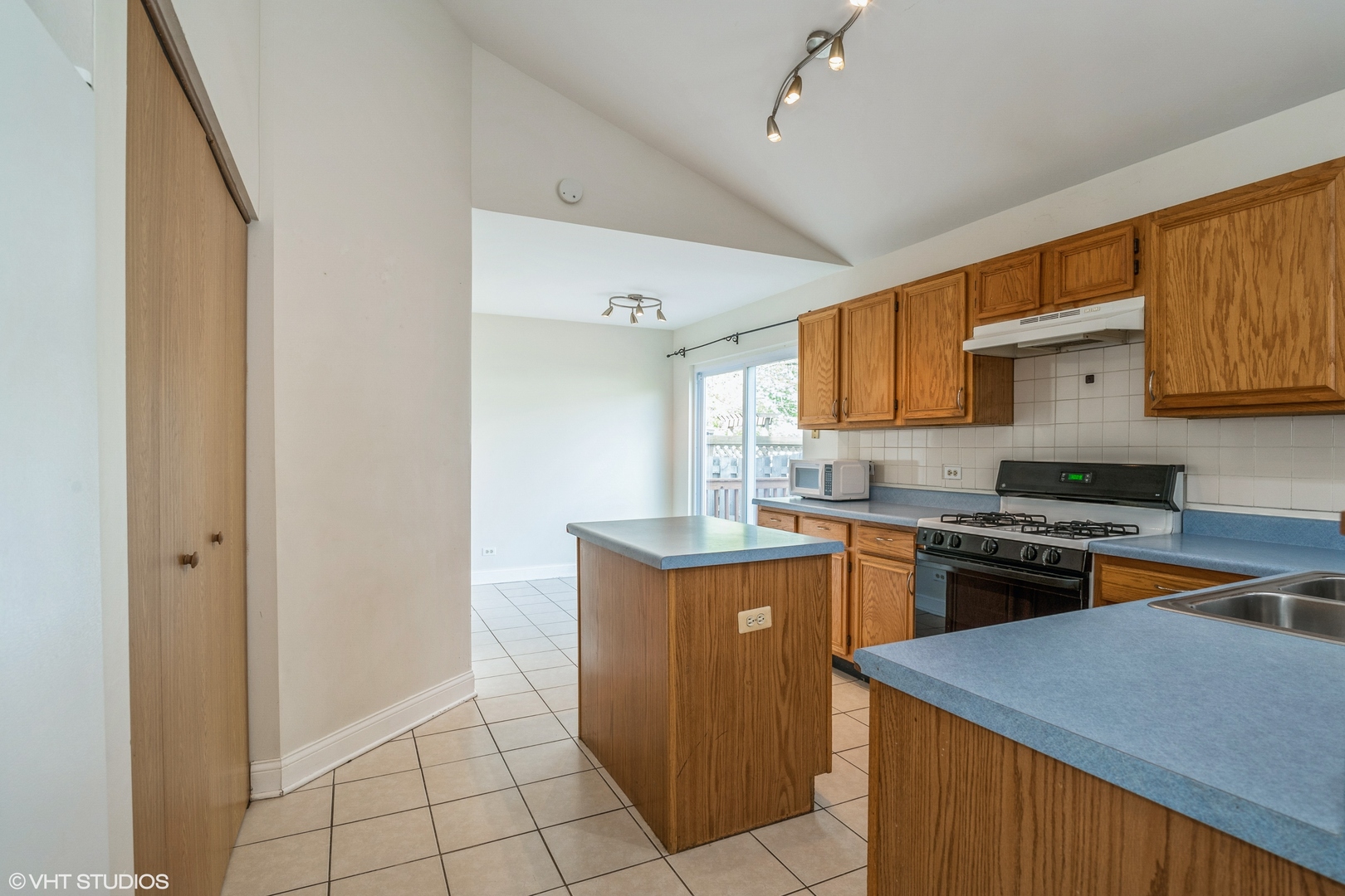 8 West Rustic Lane Round Lake Beach, IL 60073 - Photo 5 of 10
