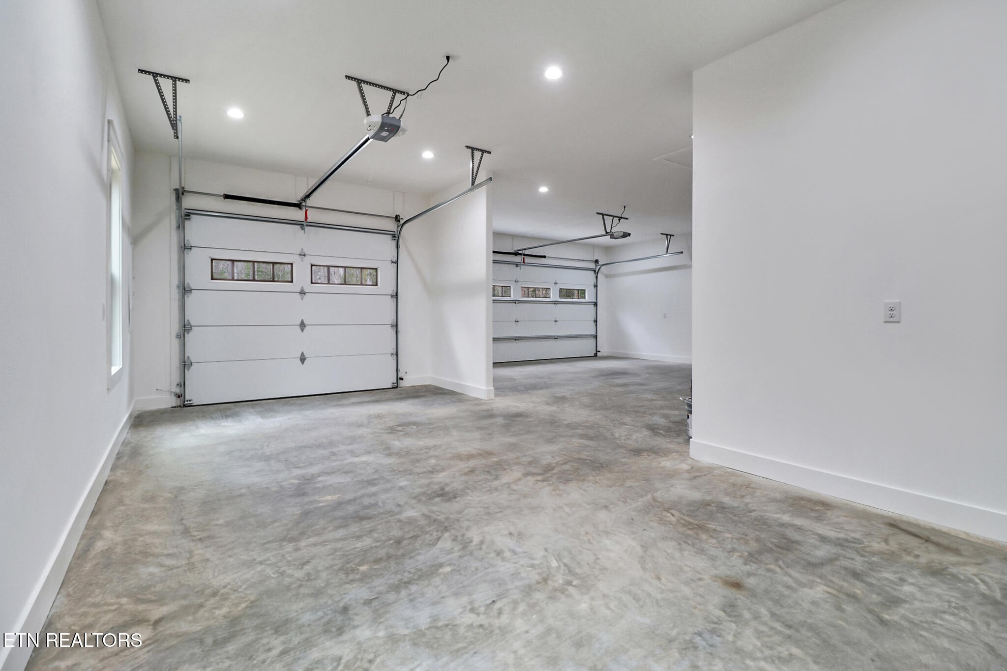 1440 Model Farm Road Jamestown, TN 38556 - Photo 31 of 35 an empty room with a cabinet and mirrors