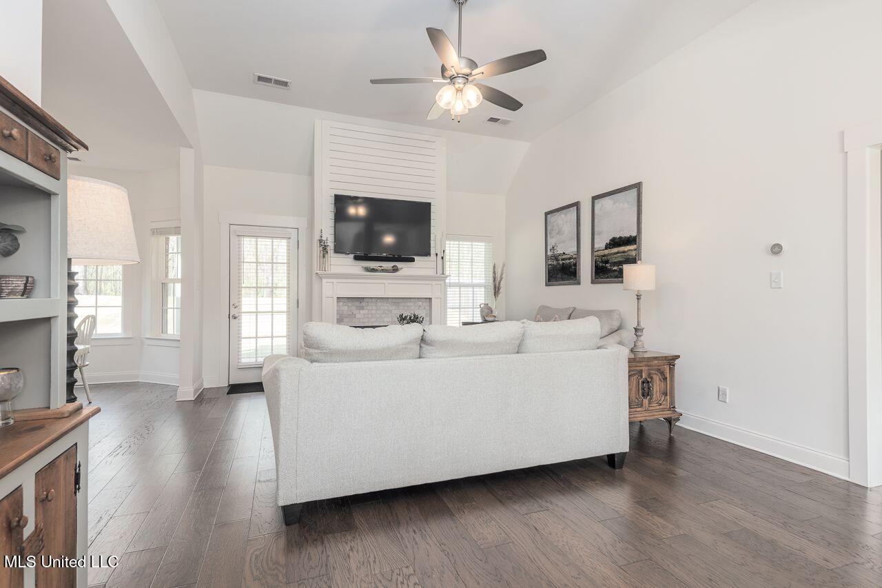 1155 Pettigrew Drive Hernando, MS 38632 - Photo 5 of 22 590982C6-3C01-4880-A59F-0F3EC9EE4B77