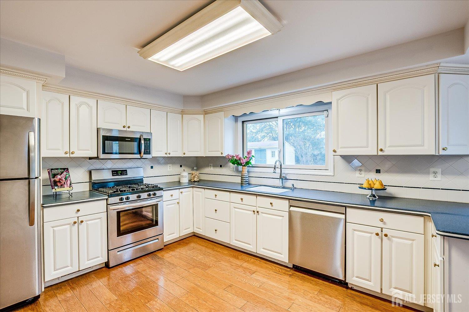 24 Langley Road Kendall Park, NJ 08824 - Photo 8 of 33 Gallery Image 8