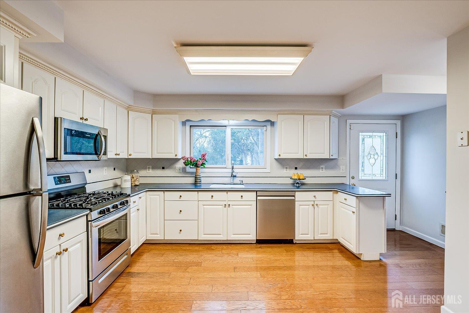 24 Langley Road Kendall Park, NJ 08824 - Photo 9 of 33 Gallery Image 9