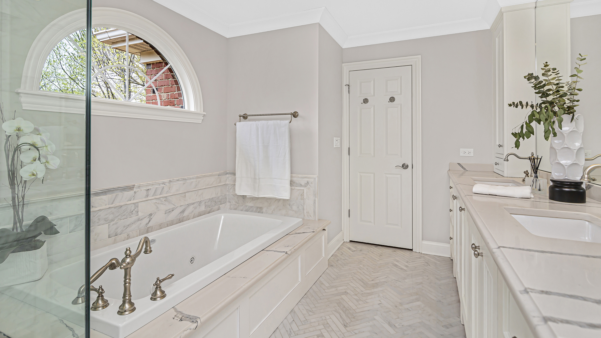 300 Walnut Street Winnetka, IL 60093 - Photo 20 of 28 a bathroom with a bathtub and a shower