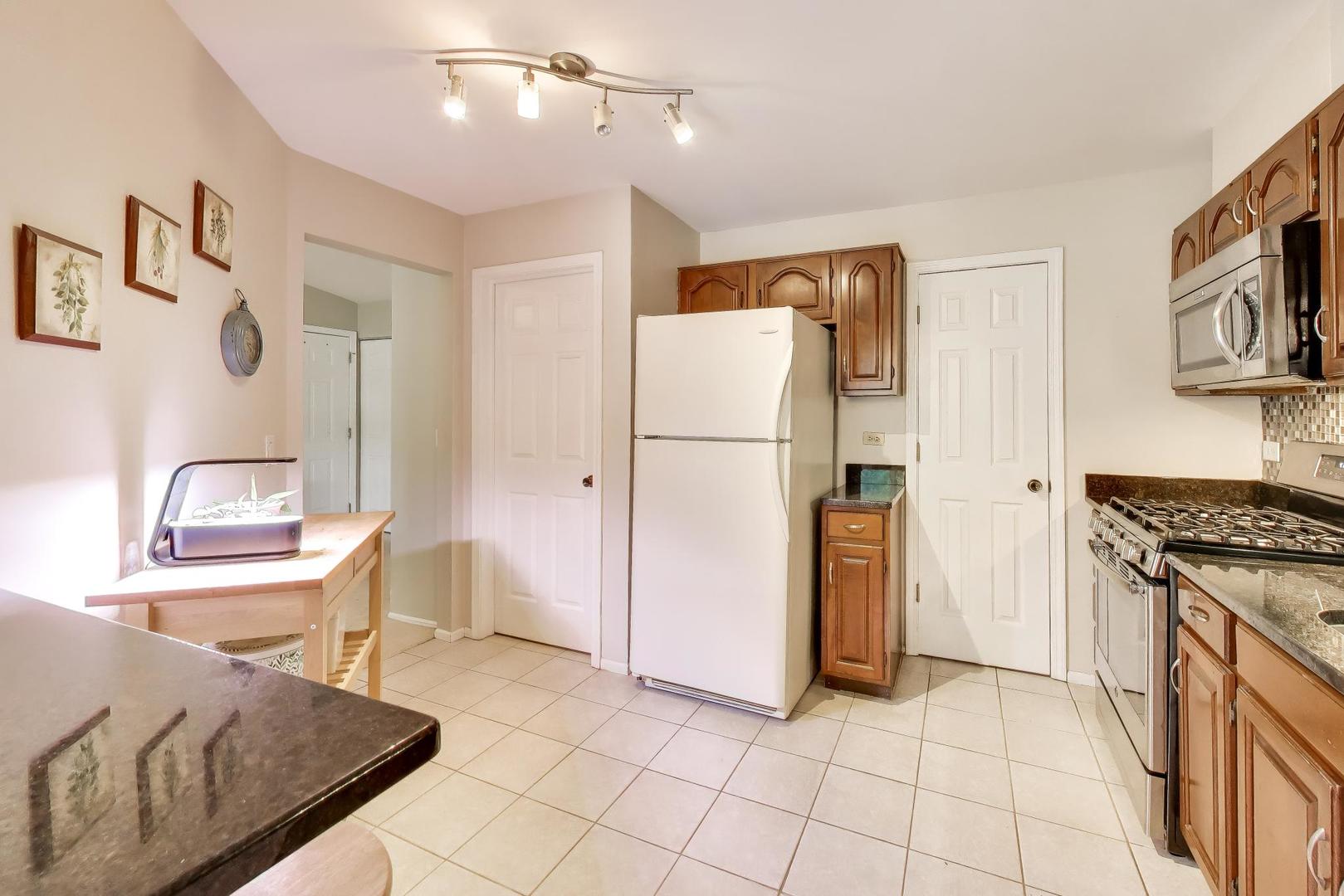 1508 Seville Court, Unit C2 Wheeling, IL 60090 - Photo 8 of 18