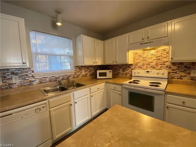 $1,600 | 46 Ledgerstone Lane, Greensboro, NC 27407