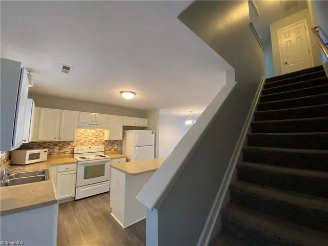 $1,600 | 46 Ledgerstone Lane, Greensboro, NC 27407