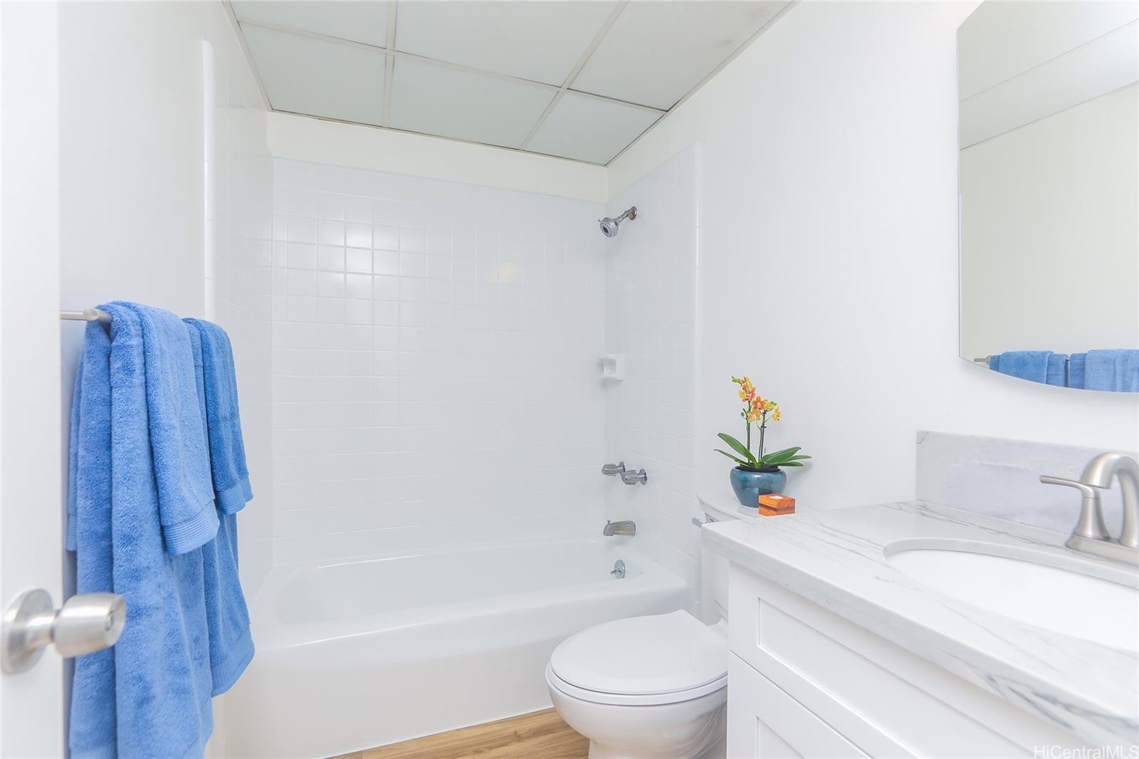 3095 Ala Ilima Street, Unit 204 Honolulu, HI 96818 - Photo 8 of 16 a bathroom with a sink a toilet and bathtub