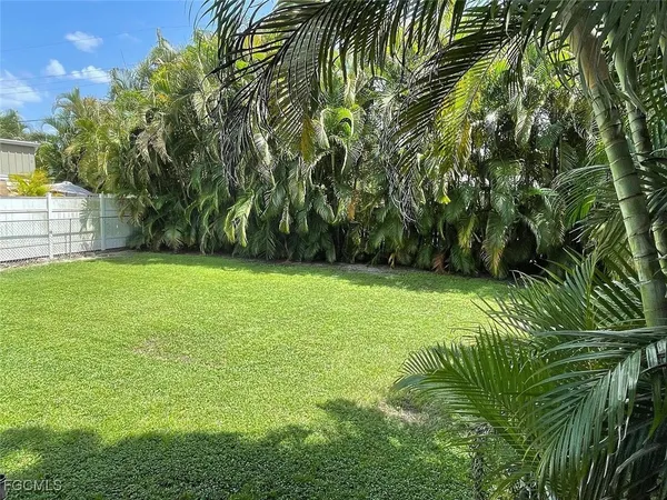 a view of livingroom with furniture