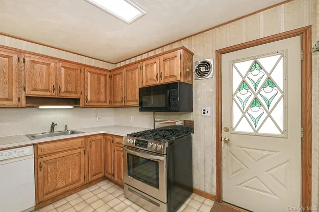 $749,000 | 481 Leonard Boulevard, New Hyde Park, NY 11040