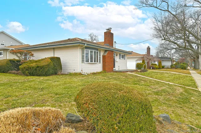 $749,000 | 481 Leonard Boulevard, New Hyde Park, NY 11040