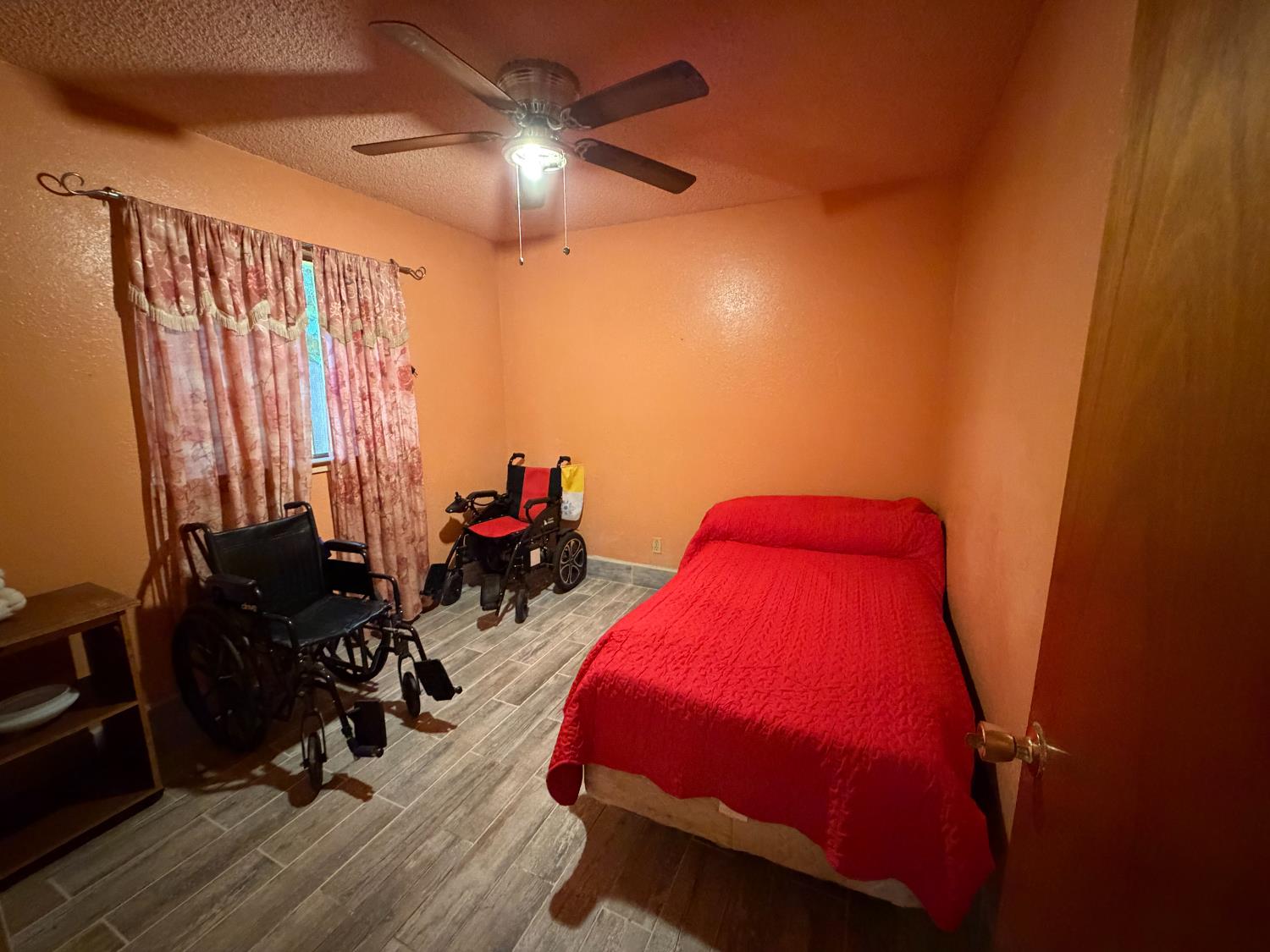 8767 South Rodriguez Avenue Parlier, CA 93648 - Photo 11 of 18 a room with musical instruments