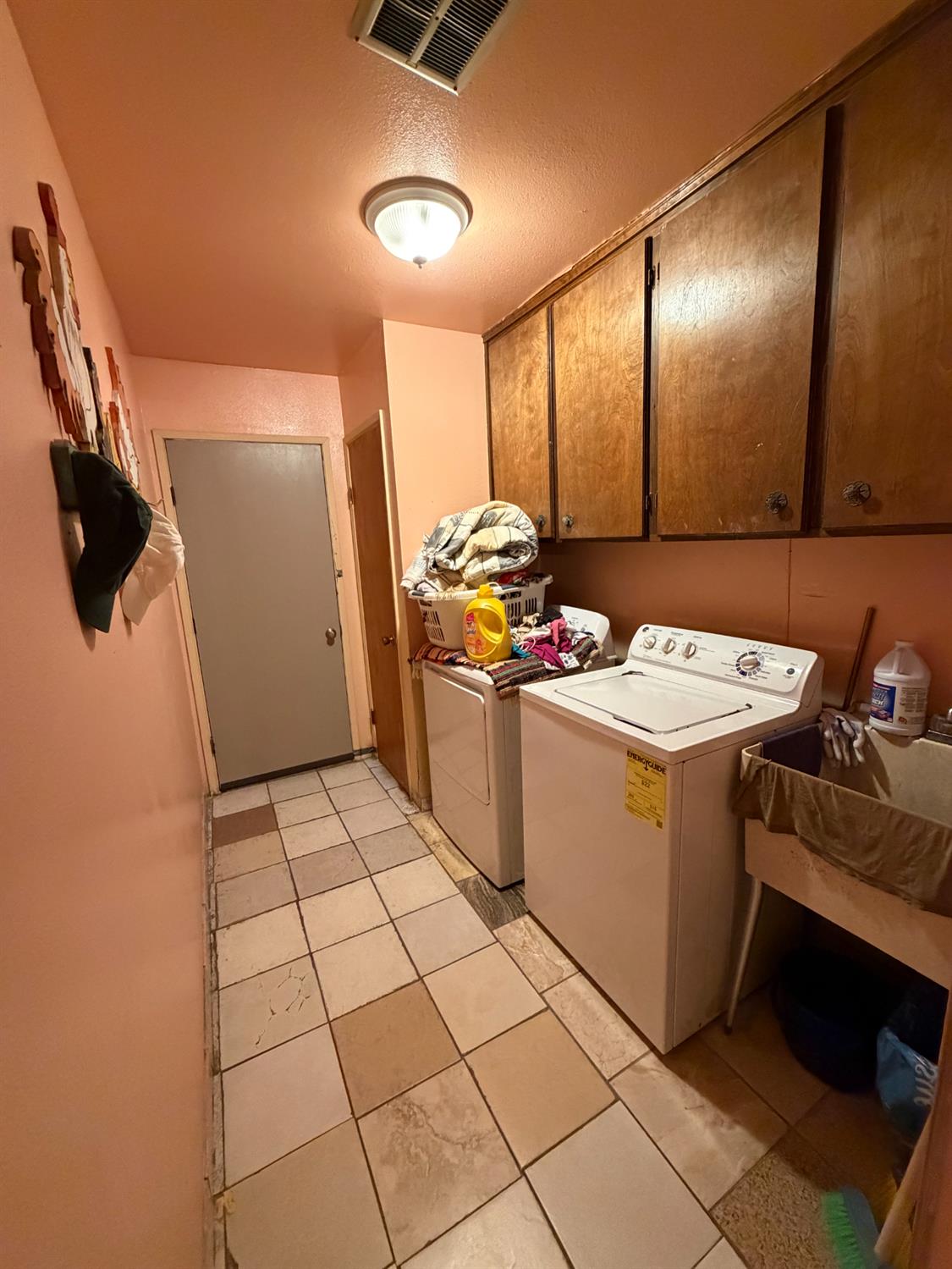 8767 South Rodriguez Avenue Parlier, CA 93648 - Photo 8 of 18 a utility room with washer and dryer