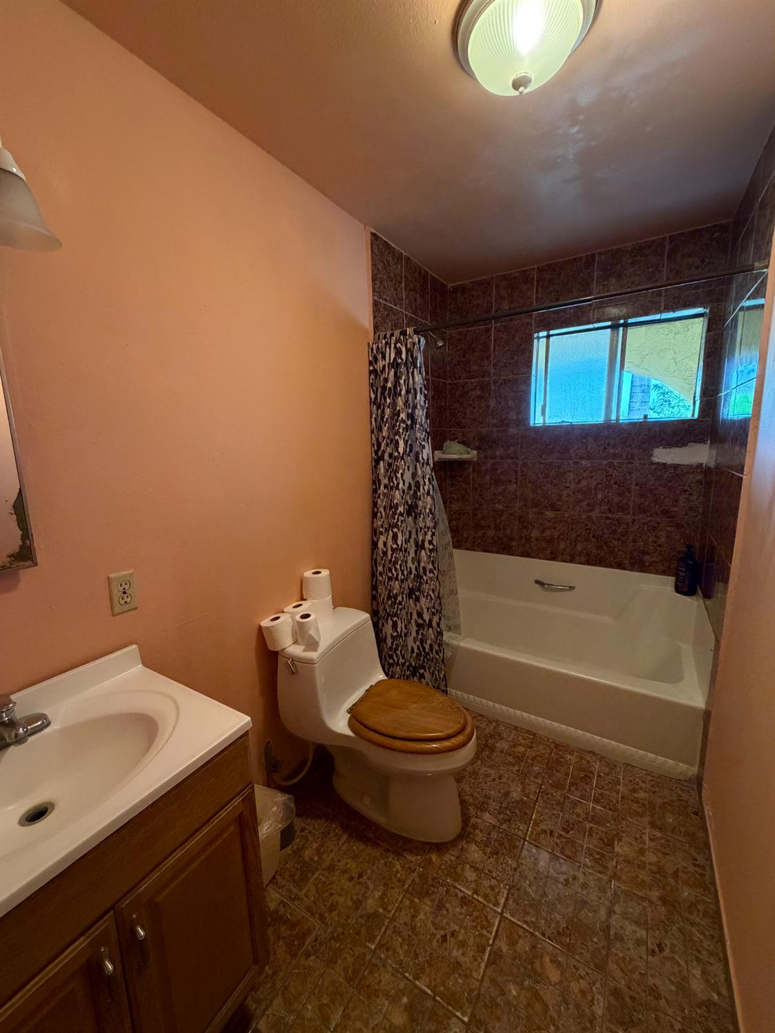 8767 South Rodriguez Avenue Parlier, CA 93648 - Photo 10 of 18 a bathroom with a sink toilet and bathtub
