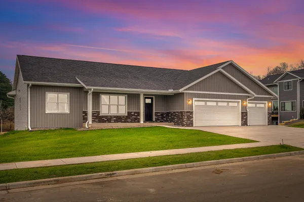 $500,000 | 270 Southern Drive, Holmen, WI 54636