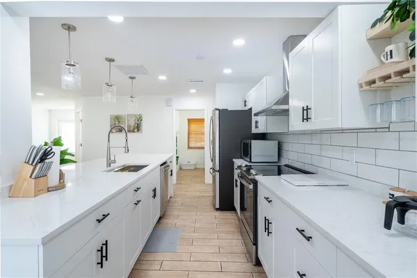 $3,800 | 7354 Biltmore Drive, Sarasota, FL 34231