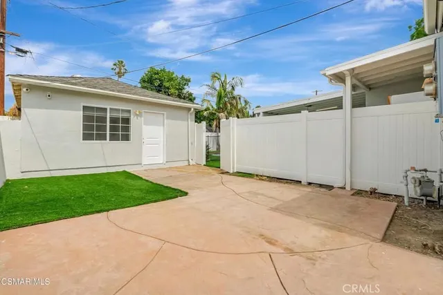 $2,100 | 18345 Bessemer Street, Tarzana, CA 91335