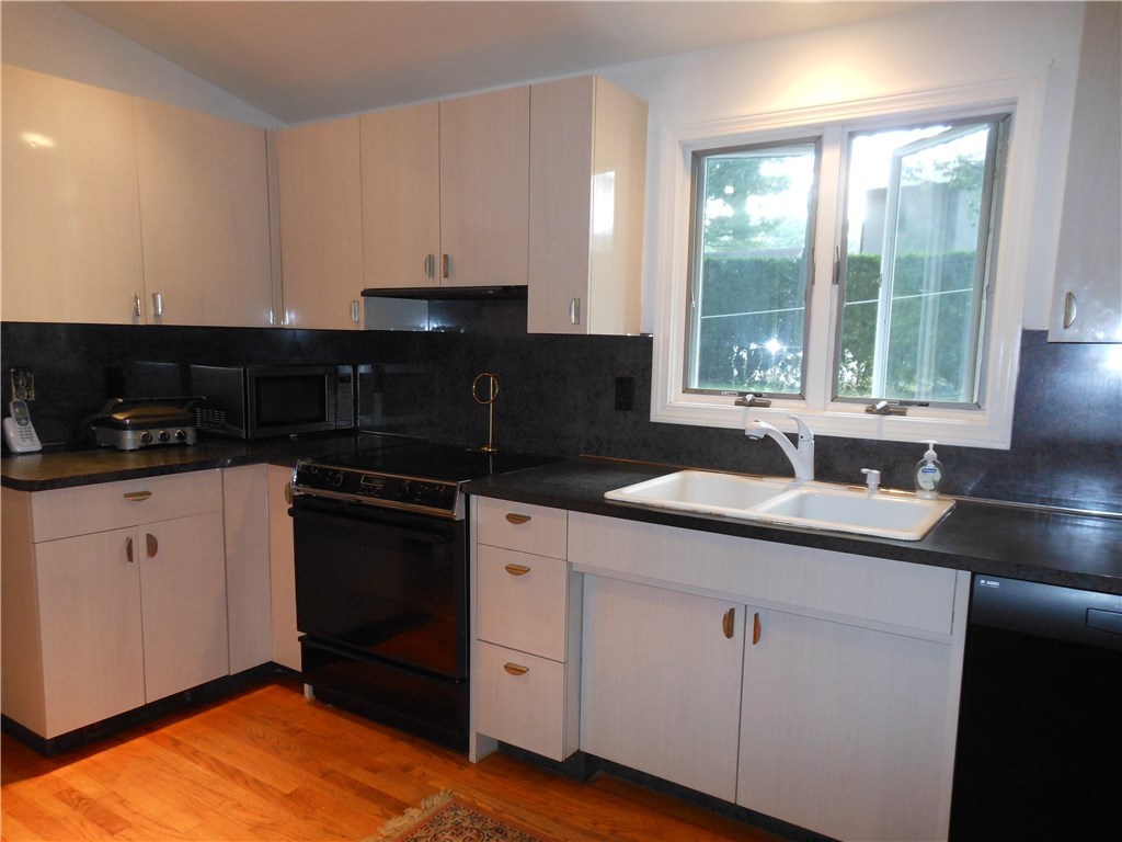 80 Glen Ridge Road Cranston, RI 02920 - Photo 10 of 32