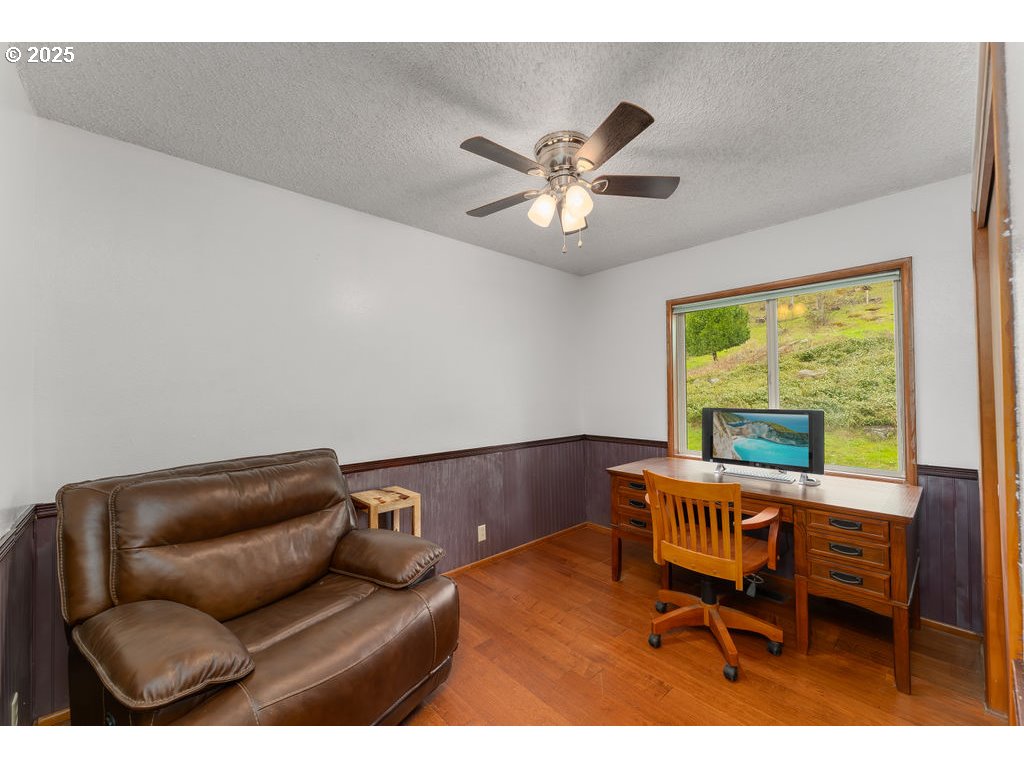 402 Northside Road Sutherlin, OR 97479 - Photo 16 of 46 a living room with furniture and a window