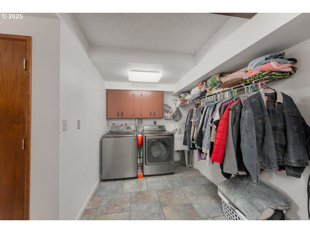 402 Northside Road Sutherlin, OR 97479 - Photo 23 of 46 a view of walk in closet with clothes