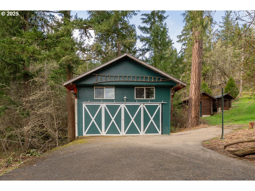 402 Northside Road Sutherlin, OR 97479 - Photo 30 of 46 a front view of a house with garden