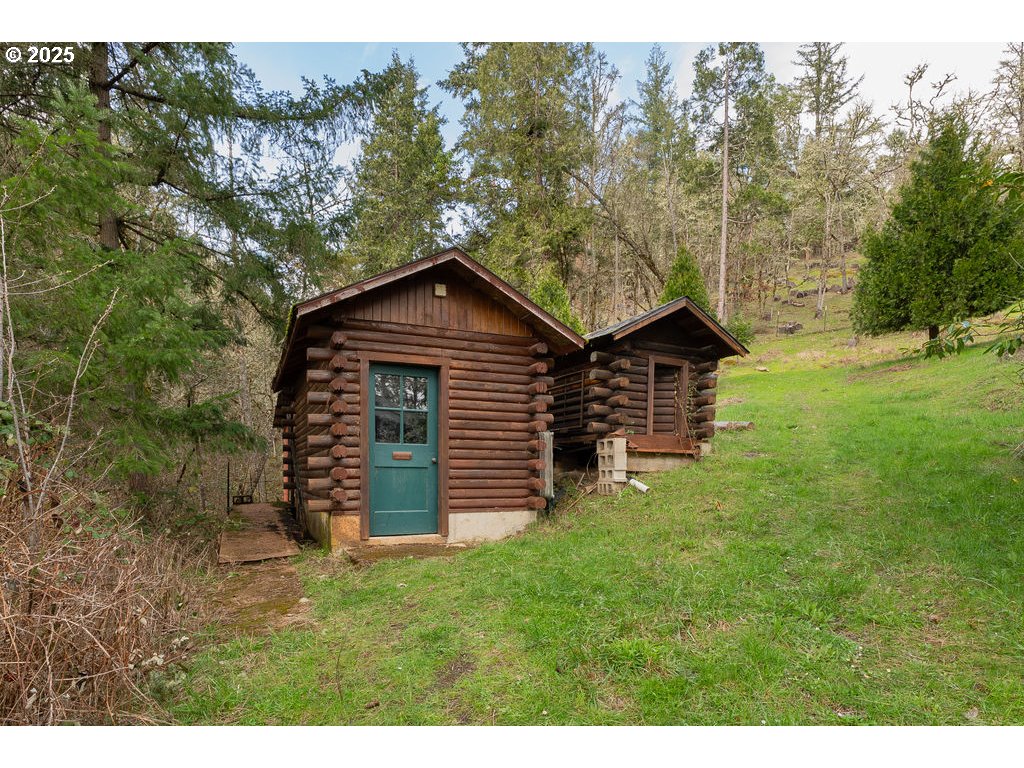402 Northside Road Sutherlin, OR 97479 - Photo 31 of 46 a backyard of a house with lots of green space