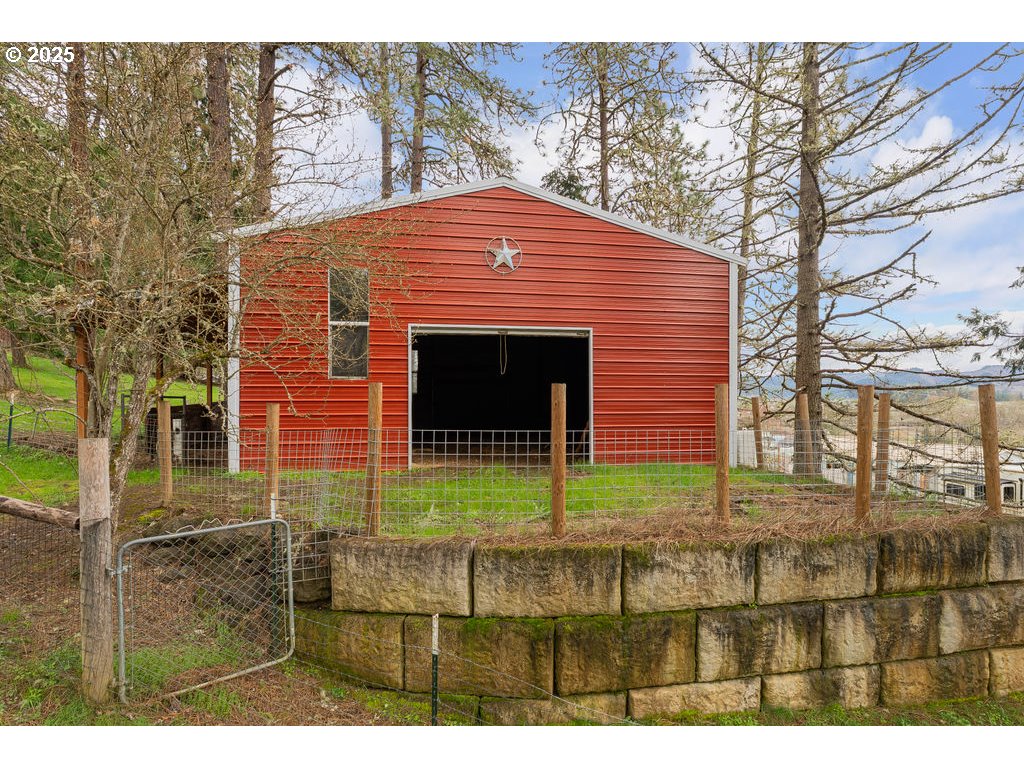 402 Northside Road Sutherlin, OR 97479 - Photo 32 of 46 a view of outdoor space and yard