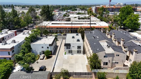 a view of multiple houses with a yard