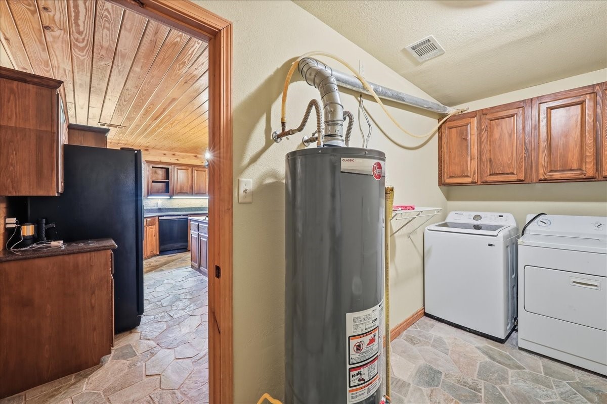 13480 Craigen Road Beaumont, TX 77705 - Photo 27 of 39 Laundry Room