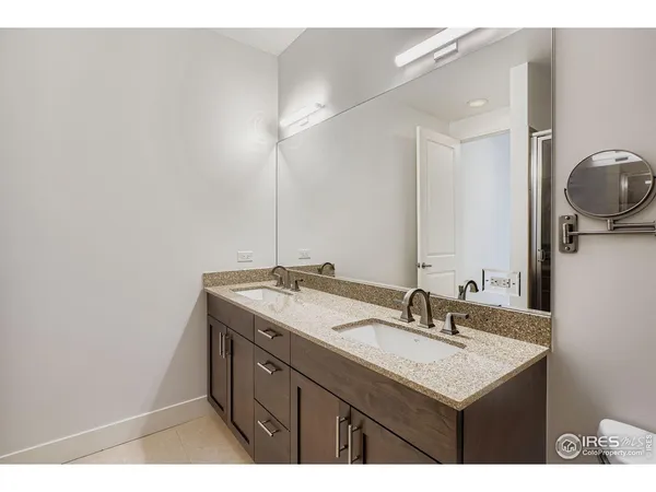 a view of livingroom with furniture