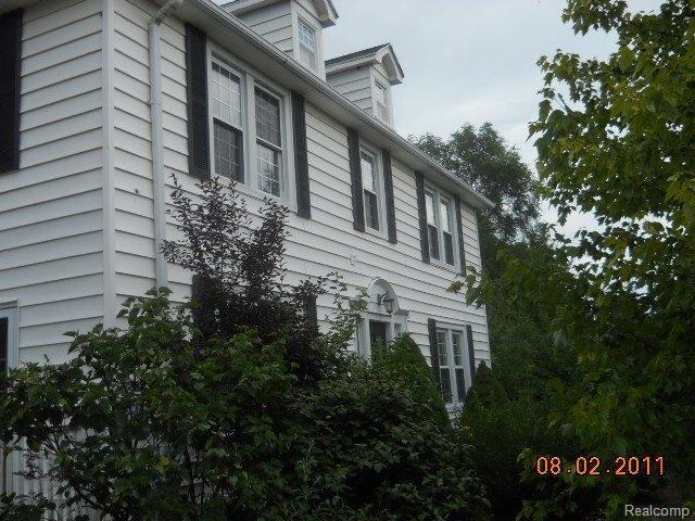 177 East Square Lake Road Troy, MI 48085 - Photo 2 of 20 albanysquarelake 027