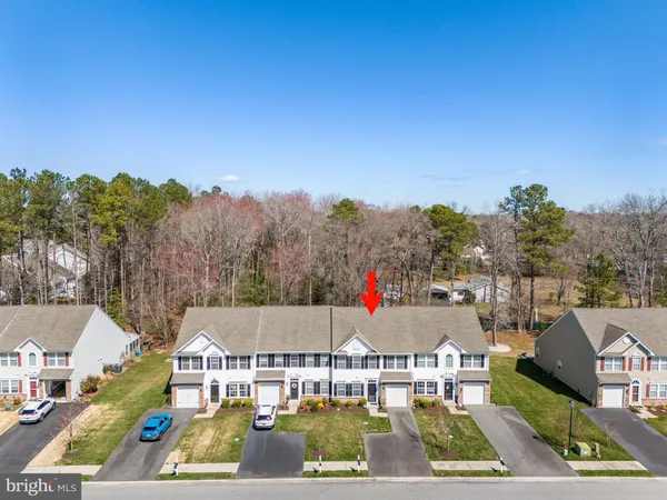 a view of multiple houses with a big yard