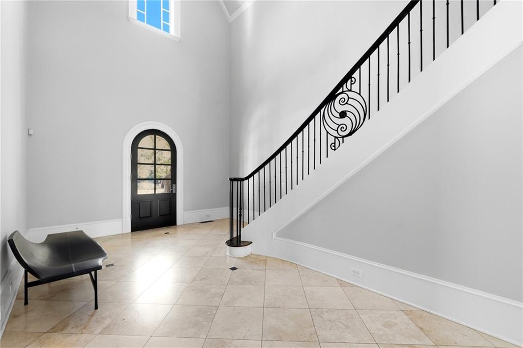 218 Londonberry Road Northwest Atlanta, GA 30327 - Photo 10 of 81