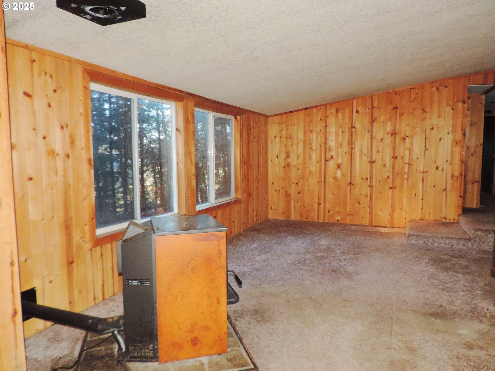 3335 Dee Highway Hood River, OR 97031 - Photo 25 of 30 Living Room