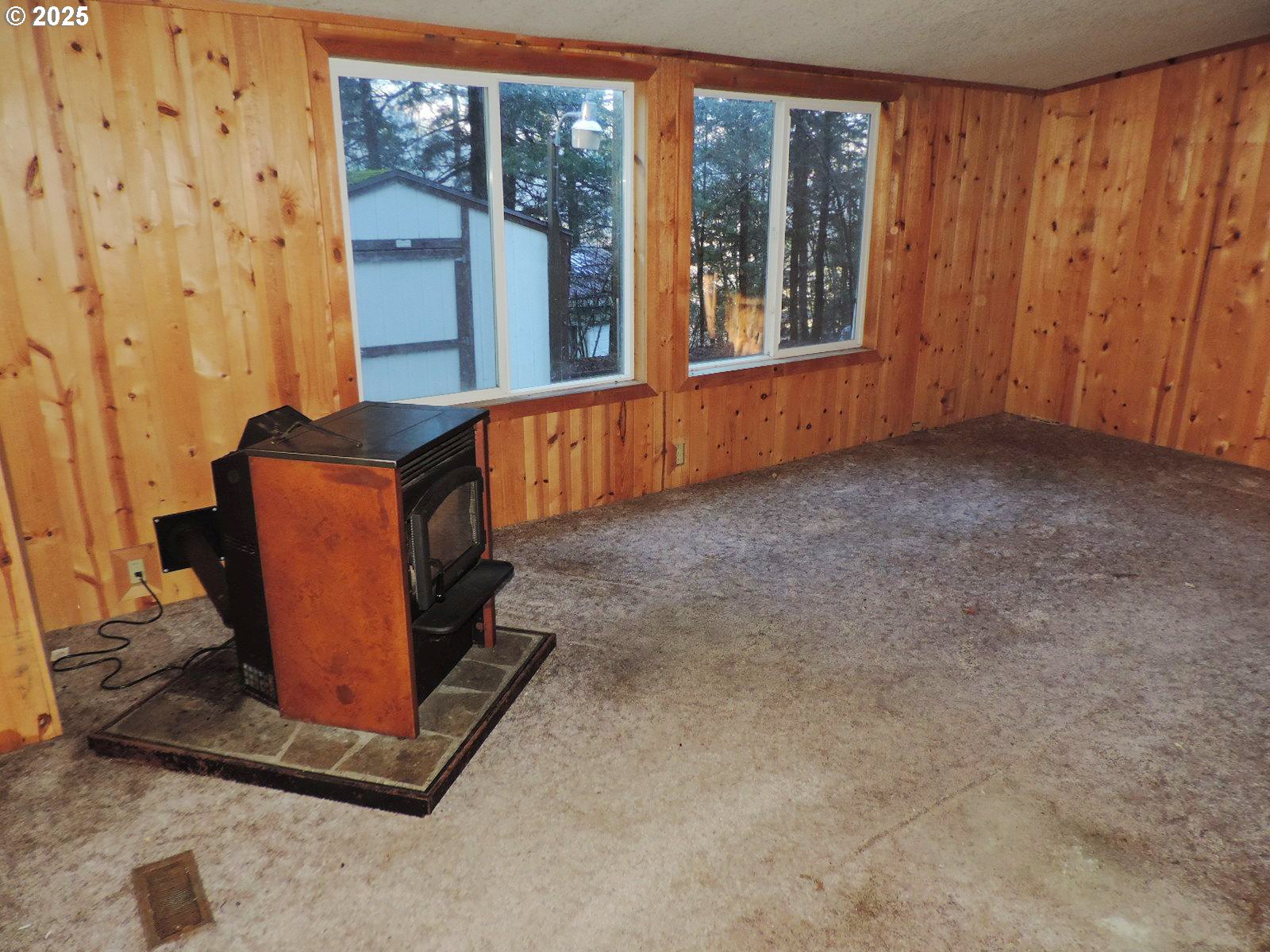 3335 Dee Highway Hood River, OR 97031 - Photo 26 of 30 Living Room