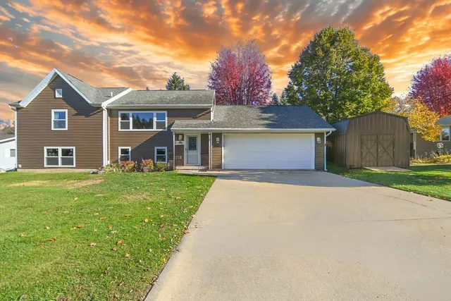 $338,900 | 125 Hillside Lane, Shawano, WI 54166