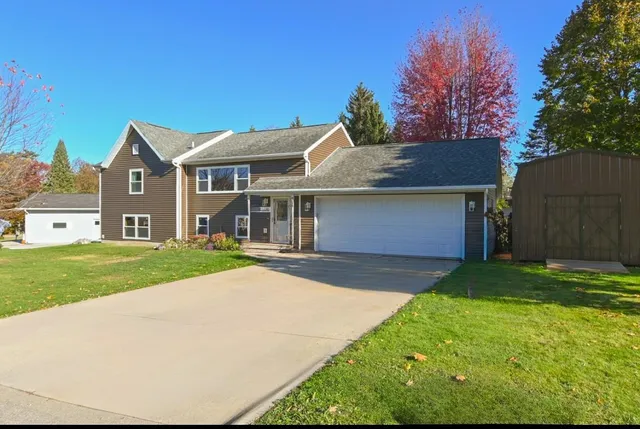 $338,900 | 125 Hillside Lane, Shawano, WI 54166